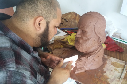 Miguel Ángel Mera se dedica a la necro-escultura desde el 2015.