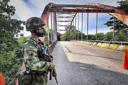Un soldado monta guardia junto a un puente
