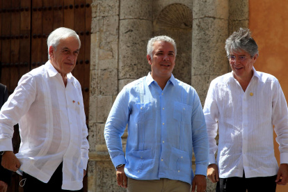 De izquierda a derecha, el presidente de Chile, Sebastián Piñera; el presidente de Colombia, Iván Duque, y el presidente de Ecuador, Guillermo Lasso, posan tras la instalación de la reunión de Prosur.