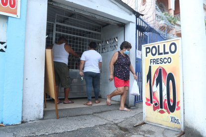 Negocio. Uno de los locales donde venden pollos en el sur de Guayaquil.