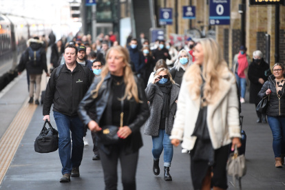 London (United Kingdom), 27/01/2022.- Passengers arrive at Kings Cross Station in London, Britain, 27 January 2022. As part of the lifting of Plan B restrictions in England, it is no longer legally compulsory to wear masks in indoor venues. However, some rail companies and Transport For London (TFL) still require passengers to wear face coverings. (Reino Unido, Londres) EFE/EPA/NEIL HALL