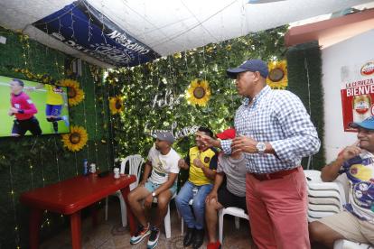 Marlon Ayoví, mundialista en Corea 2002 y Alemania 2006, sufriendo en el partido de ayer ante Brasil, justo en el momento que la selección se quedaba con 10 jugadores.