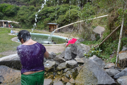 Muchas personas acuden para darse un baño y mejorar el problema de salud. Yadira Illescas