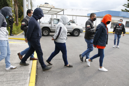 Procedimiento. Los sospechosos fueron llevados a la Policía Judicial, en el norte de Quito. La investigación empezó a inicios de este año, informaron las autoridades.