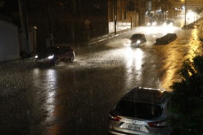 Referencial. La lluvia ha persistido por al menos 14 horas en ciertos sectores.