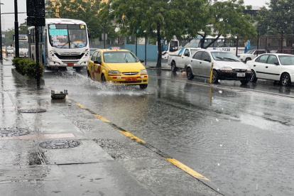 La avenida 25 de julio, una de las principales arterias de la ciudad se encuentra llena de agua.