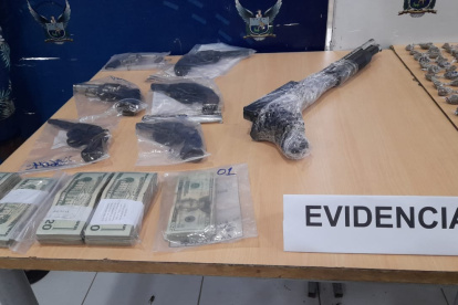 Armas y dinero incautados a los sospechosos de tráfico de drogas en Durán.