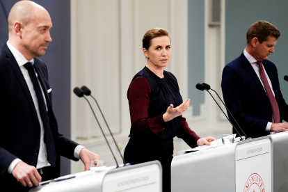 La primera ministra danesa, Mette Frederiksen durante una rueda de prensa sobre la situación del coronavirus en Copenhagen, el 26 de enero de 2022