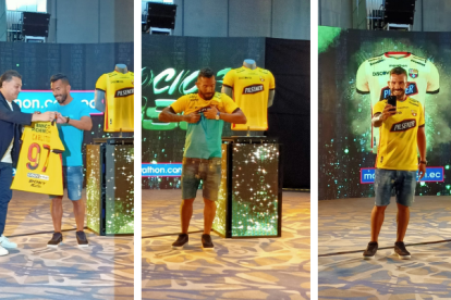 Carlos Tévez, invitado de la Noche Amarilla, recibió la camiseta de Barcelona 2022.