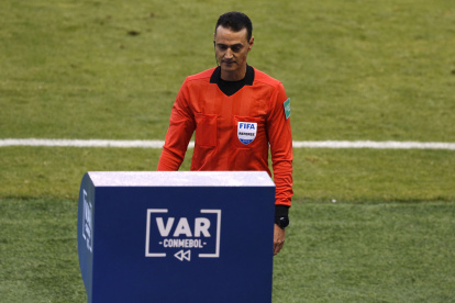Wilmar Roldán cambió cuatro decisiones durante el partido entre Ecuador y Brasil, por las eliminatorias