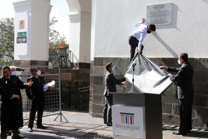 Reparación. A finales de 2020 se colocó la placa afuera de Carondelet.