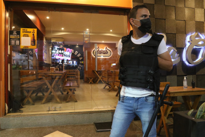 La escasez de clientes por la delincuencia se hace más notoria en restaurantes, donde existe personal encargado de alertar a la policía sobre cualquier acto irregular que comprometa la seguridad.

La escasez de clientes por la delincuencia se hace más notoria en restaurantes, donde existe personal encargado de alertar a la policía sobre cualquier acto irregular que comprometa la seguridad.

La escasez de clientes por la delincuencia se hace más notoria en restaurantes, donde existe personal encargado de alertar a la policía sobre cualquier acto irregular que comprometa la seguridad.