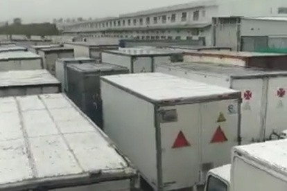 Estancados. Ayer, una larga fila de camiones esperaban en el aeropuerto.