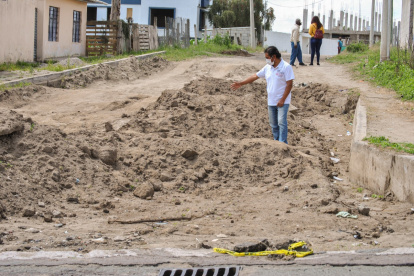 Situación. Los vecinos de la comuna de Llano Grande señalan el estado de las vías. Cuentan que cada dueño de casa debe pagar por adoquinar.
