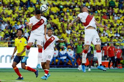 Luis Abram de Perú rechaza un balón, en un partido de las eliminatorias sudamericanas para el Mundial de Catar 2022 entre Colombia y Perú
