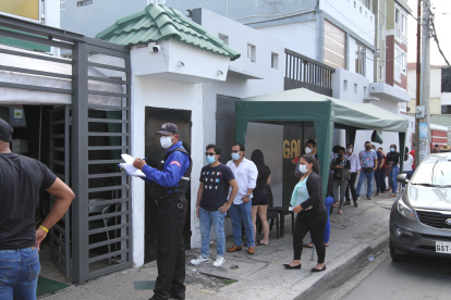 Personas acuden a realizar pruebas para saber si están contagiados o no.