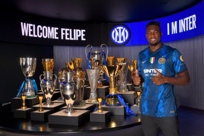 Felipe Caicedo con la piel de su nuevo equipo.