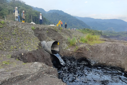 Reparación. Petroecuador Ambiente y Energía ayudan en tareas de remediación.
