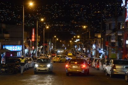 Desde las 18:00, pocos espacios para parqueo quedan en la avenida Michelena. Guardias privados brindan seguridad