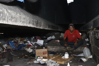 Algunos indigentes viven bajo los puentes