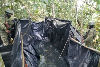Piscina clandestina de derivados de hidrocarburos de tubería de EP Petroecuador.