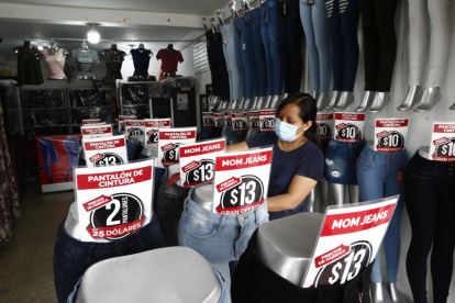 En Guayaquil la delincuencia y el avance de la pandemia son los enemigos de los comercios.