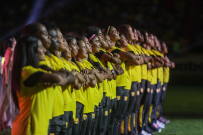 El equipo femenino fue el primero en aparecer en la cancha del Monumental.