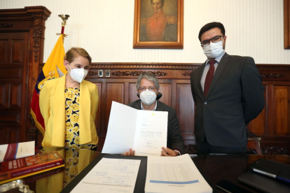 Proyecto. La ministra de Gobierno, Alexandra Vela, y el asesor jurídico de la Presidencia, Roberto Andrade, presentaron la ley junto a Guillermo Lasso.