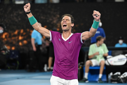 El tenista español Rafael Nadal celebra su victoria en la final individual masculina del Abierto de Australia de tenis disputada este domingo en Melbourne contra el ruso Daniil Medvede.