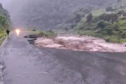Situación actual de la carretera E30 en el sector de "El Edén", vía Pujilí - La Maná.