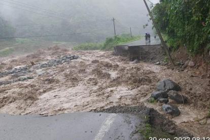 El panorama es devastador en la carretera del cantón La Maná.