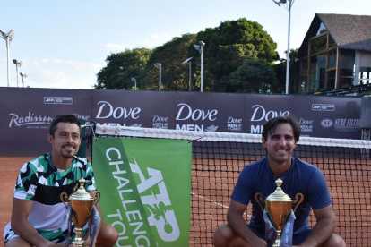 El tenista ecuatoriano (d), junto al colombiano Cristian Rodríguez, tras consagrarse en Santa Cruz, Bolivia.