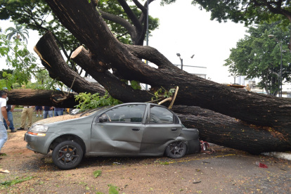 El incidente dejó cuatro vehículos afectados.