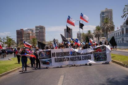 Cientos de personas marchan hoy contra la inmigración irregular y para pedir seguridad en la ciudad de Iquique
