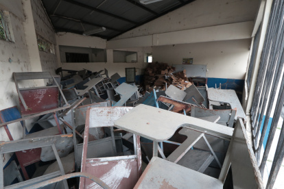 Aulas como bodegas. En el colegio Teodoro Alvarado Olea se guarda sillas y mesas en un salón con moho.