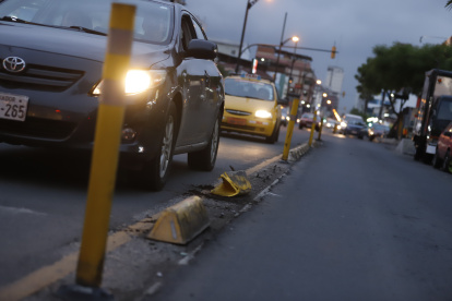 Muchos separadores de buses han sido derribados y quedan inservibles
