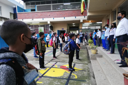 En la Unidad Educativa Básica Enrique Gil Gilbert iniciaron las clase presenciales.