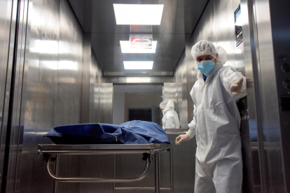 Personal de salud traslada a un paciente fallecido por la covid-19 en Guayaquil (Ecuador), en una fotografía de archivo