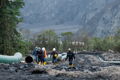 Limpieza. Trabajadores del consorcio OCP y la empresa Welding realizan una inspección por la zona del derrame y donde quedó rastro de crudo.