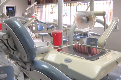 Modernos equipos para uso del alumnado de la carrera de odontología de la Universidad de Guayaquil.