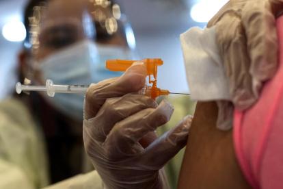 Una enfermera aplica una dosis de la vacuna contra la covid-19 en una imagen de archivo.