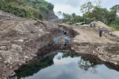 Fotografía de las consecuencias del derrame de petróleo en el río Piedra Fina, en la Amazonía ecuatoriana. Indígenas y activistas ecológicos advirtieron de la llegada de trazas de contaminación petrolera a las riberas del río Coca, tras la rotura que sufrió el viernes el Oleoducto de Crudos Pesados (OCP) en un sector montañoso afectado por erosión del suelo. EFE/ Iván Izurieta