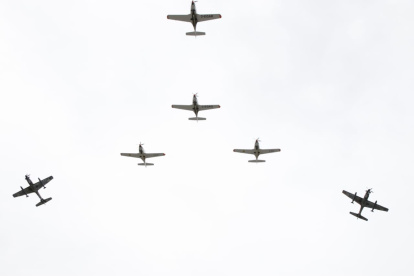 Arribo. En Salinas hubo una ceremonia militar para recibir dos aviones de entrenamiento para la Fuerza Aérea.