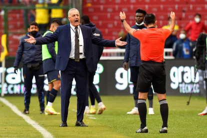 El técnico de la selección ecuatoriana, Gustavo Alfaro (i), reclama contra uno de los árbitros de línea, hoy, en un partido de las eliminatorias sudamericanas para el Mundial de Catar 2022 entre Ecuador y Brasil en el estadio Rodrigo Paz Delgado en Quito (Ecuador).