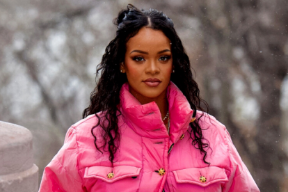 La cantante de 33 años anunció su primer embarazo con un look en el que dejó mostrar su barriga.