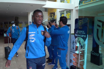 Moises Caicedo, volante tricolor, al salir de la Casa de la Selección rumbo al aeropuerto.