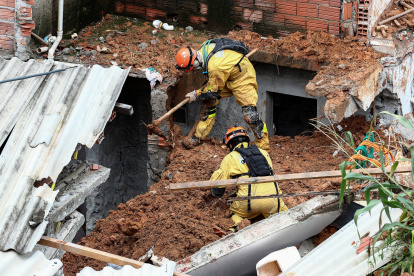 El temporal ha provocado desbordamiento de ríos, deslizamientos de tierras, inundaciones y cortes parciales