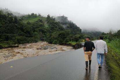 El río no solo arrasó con las casas, también se llevó varios tramos de la vía.