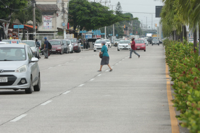 Muchos peatones se juegan la vida al tratar de cruzar la calle