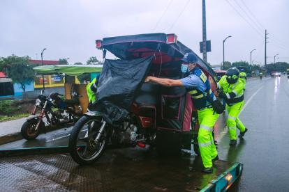 Trabajos. Agentes de Tránsito mientras trasladaban las tricimotos.